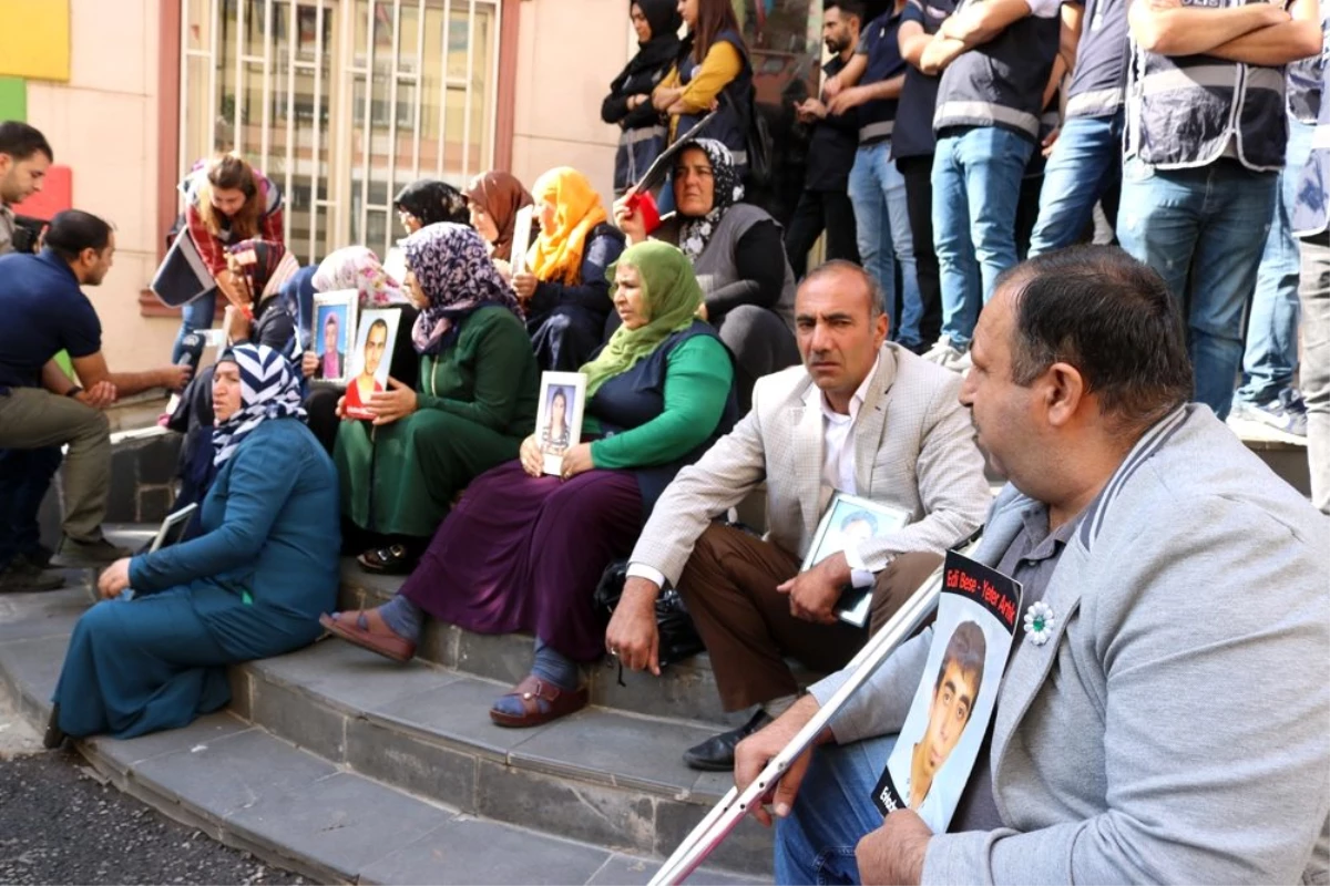HDP önündeki aileler, Türkiye\'nin Barış Pınarı Harekatındaki başarısını değerlendirdi
