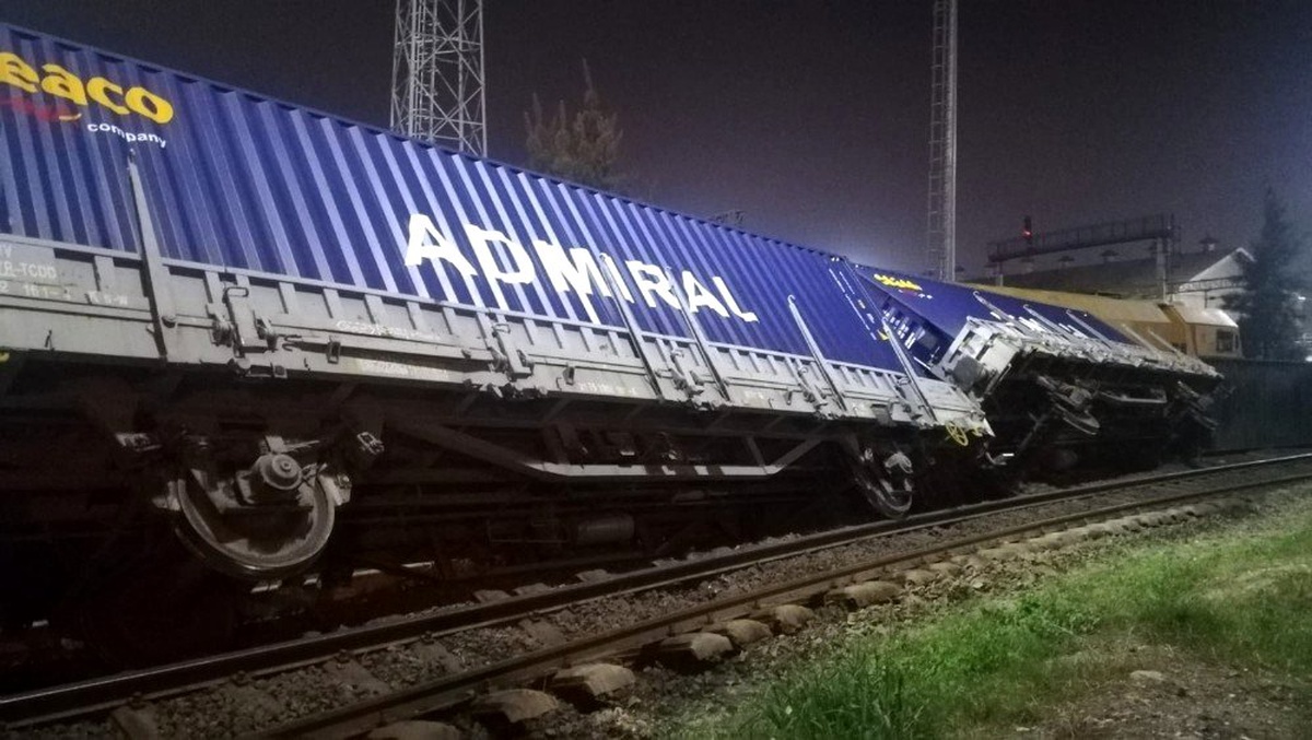 İzmir\'de mermer taşıyan yük treni devrildi