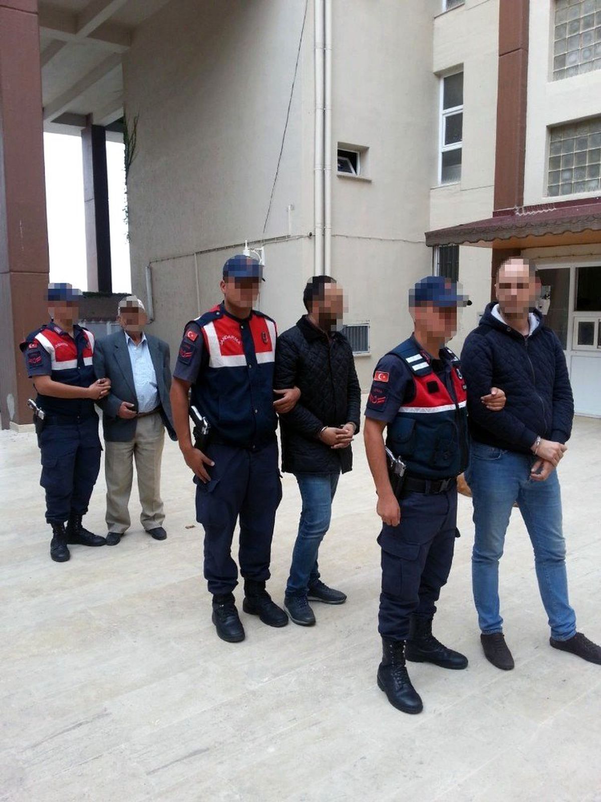 İzmir\'in Aliağa ilçesinde yaşlı kadını gasp ettiler