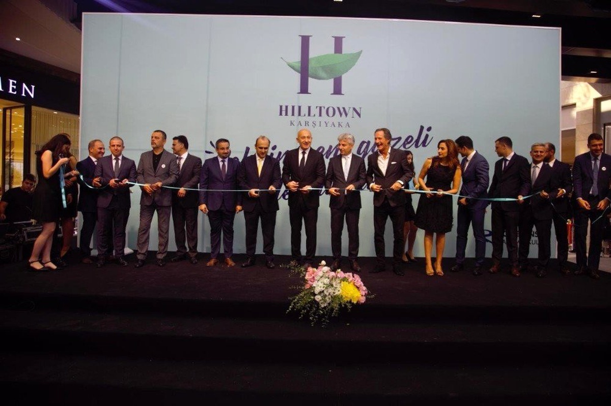 İzmir\'in yeni alışveriş merkezi kapılarını açtı