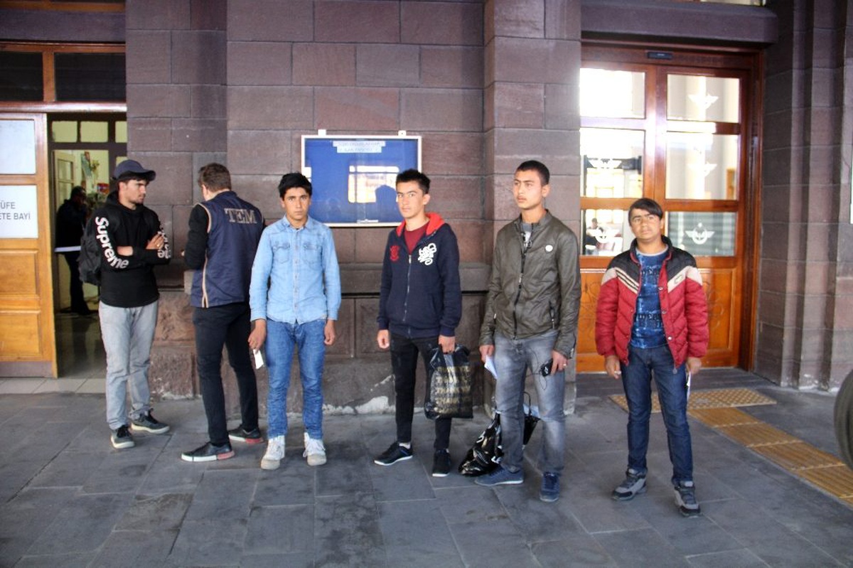 Kaçak Afgan uyruklu şahıslar Doğu Ekspresine binerken polise yakalandı