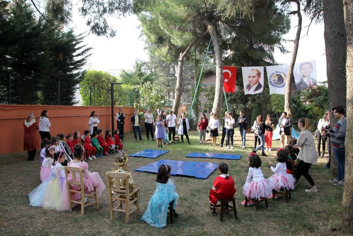 Kartallı minikler masallarla eğlendi
