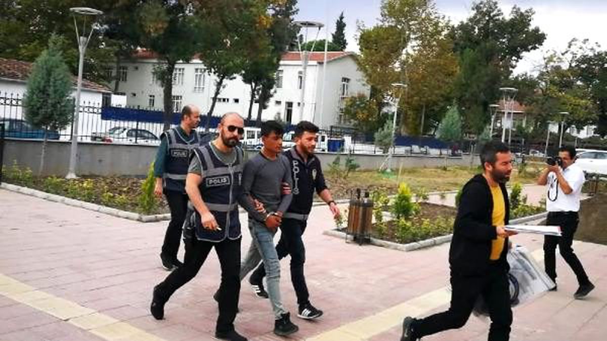 Kendisini \'savcı\' ve \'polis\' olarak tanıtan dolandırıcılık şüphelisi yakalandı (2)