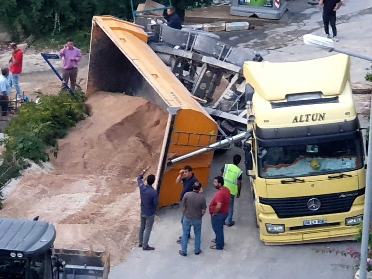Kuşadası\'nda kum taşıyan damperli tır devrildi