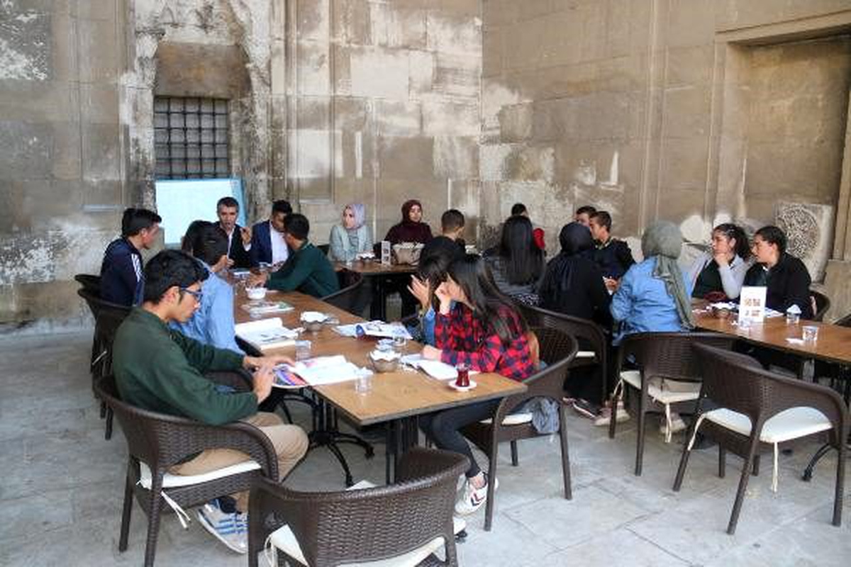 Lise öğrencileri derslerini tarihi mekanlarda işliyor