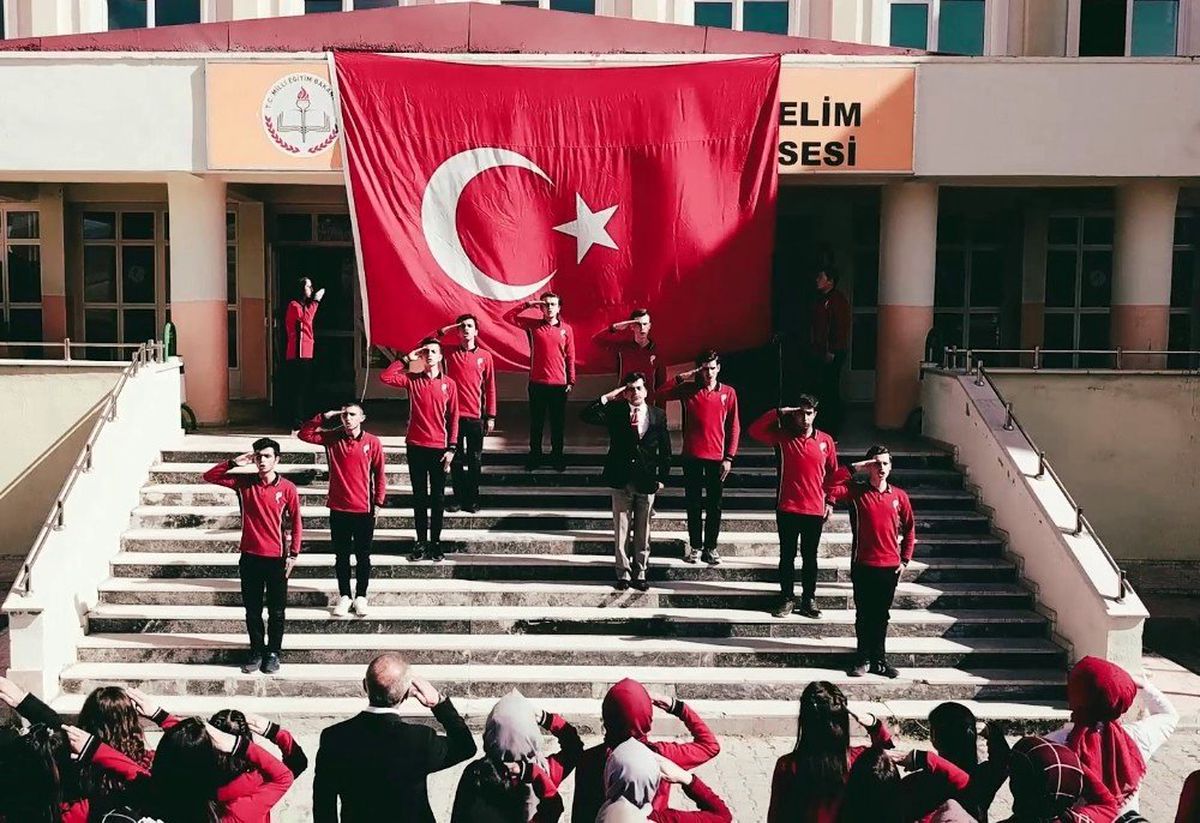Liseli öğrencilerden Barış Pınarı Harekatına \'İstiklal Marş\'lı klip