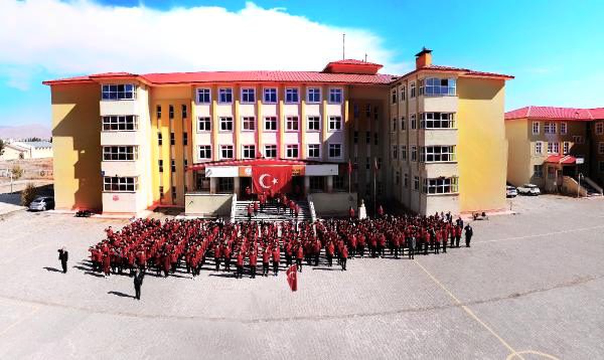 Liselilerin \'İstiklal Marşı\' klibi tıklanma rekoru kırdı