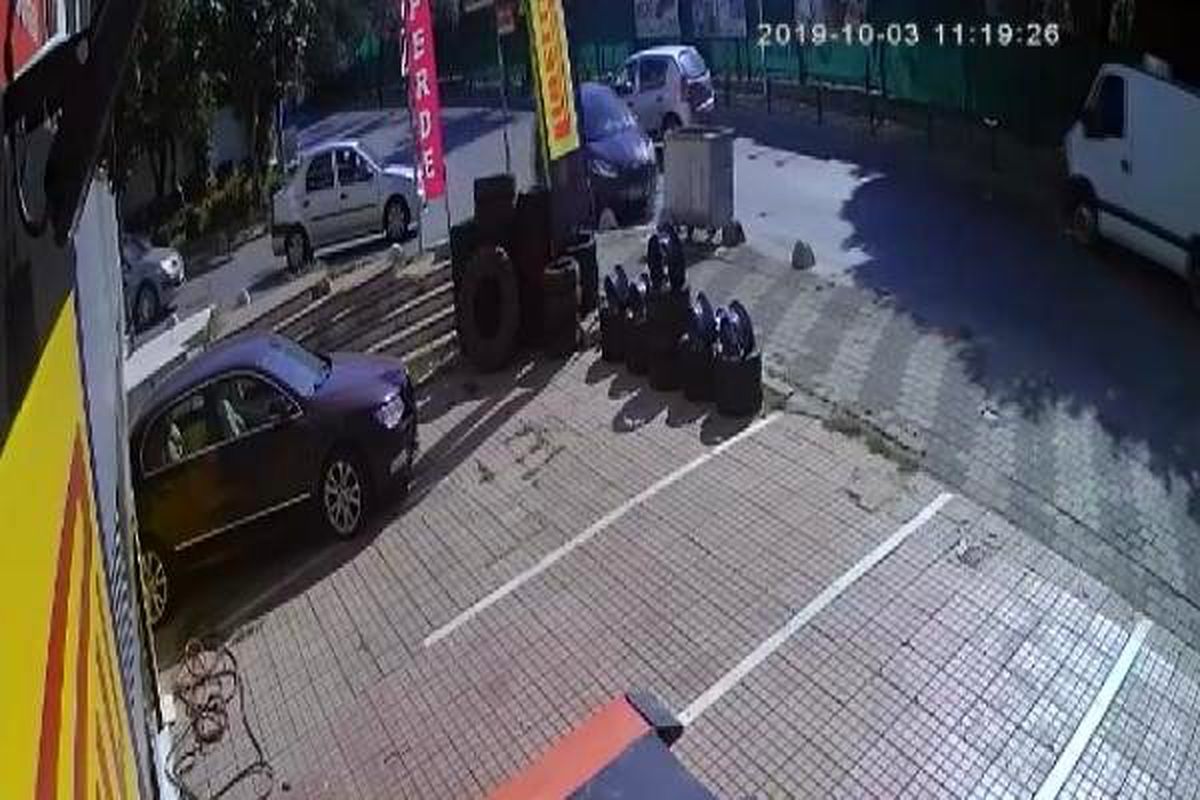 Maltepe\'de akıl almaz kaza kamerada... İçinde bebeğin de bulunduğu araçtan böyle çıktılar