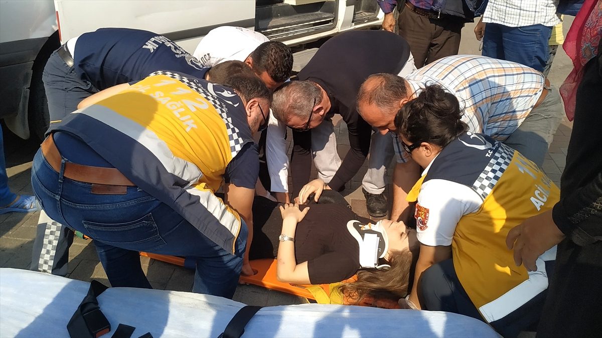 Manisa\'da motosikletin çarptığı anne ve kızı yaralandı