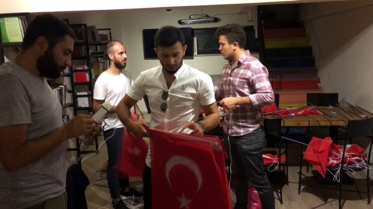 Mehmetçiğe destek için şehrin göbeğine 1 kilometre boyunca Türk bayrağı astılar