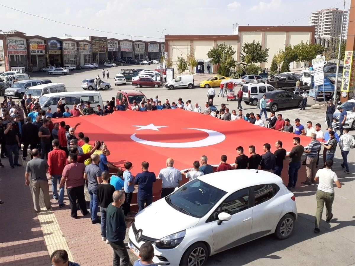Mehmetçik için dev Türk bayrağı açıp Fransa\'ya tepki gösterdiler