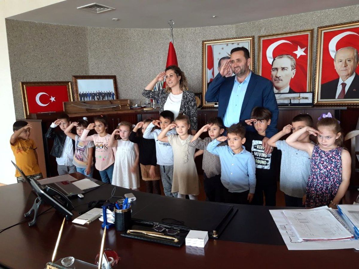 Minik öğrenciler Başkan Yanmaz\'la asker selamı verdi