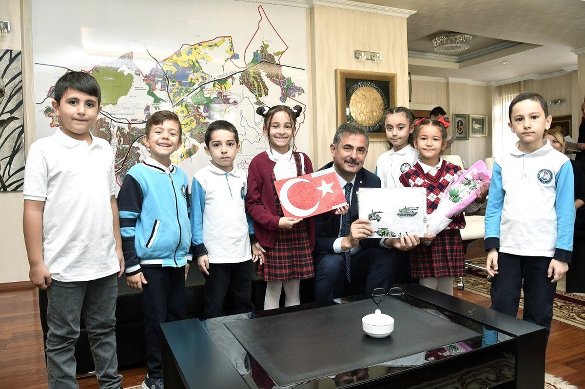 Minik yüreklerden Mehmetçiğe destek