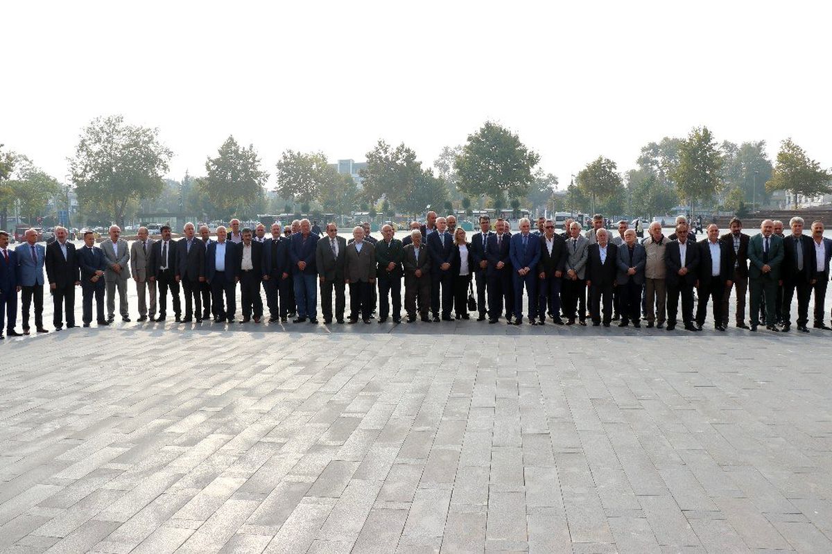 Muhtarlar Derneği Federasyon Başkanı Erdem, Atatürk anıtına çelenk koydu