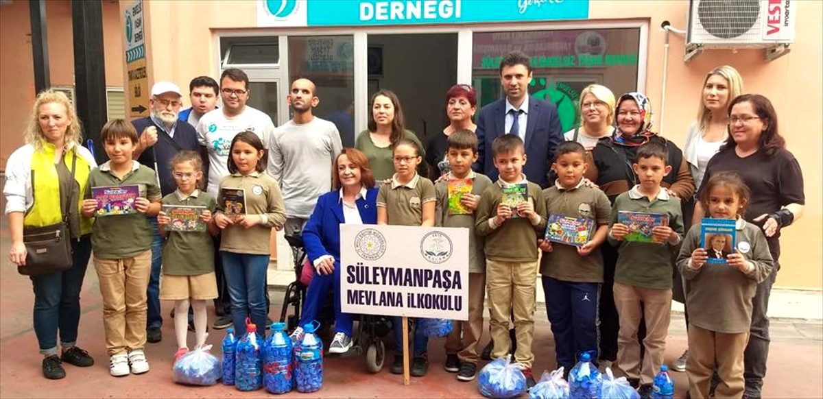 Öğrenciler engelliler için mavi kapak topladı