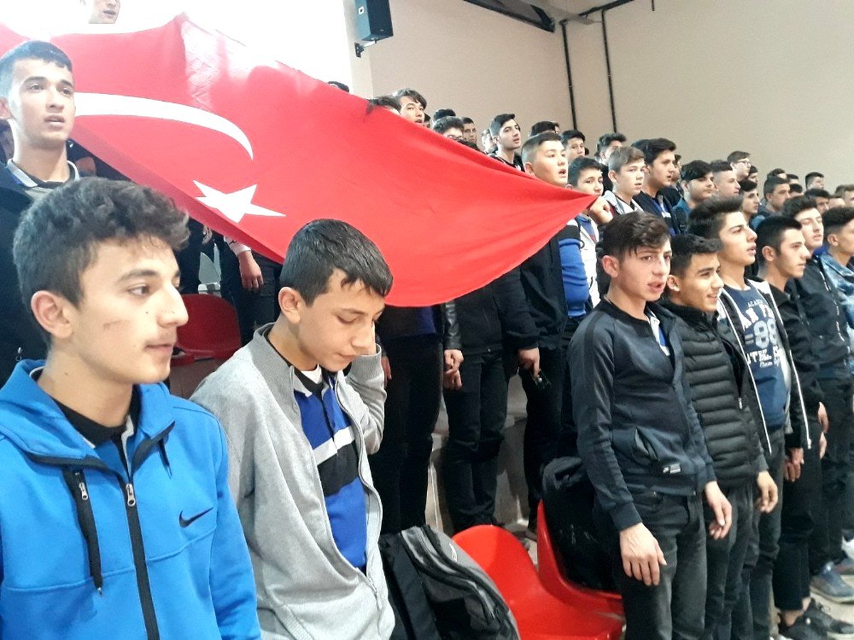Öğrencilerden askerlere \'Komando marşlı\' destek
