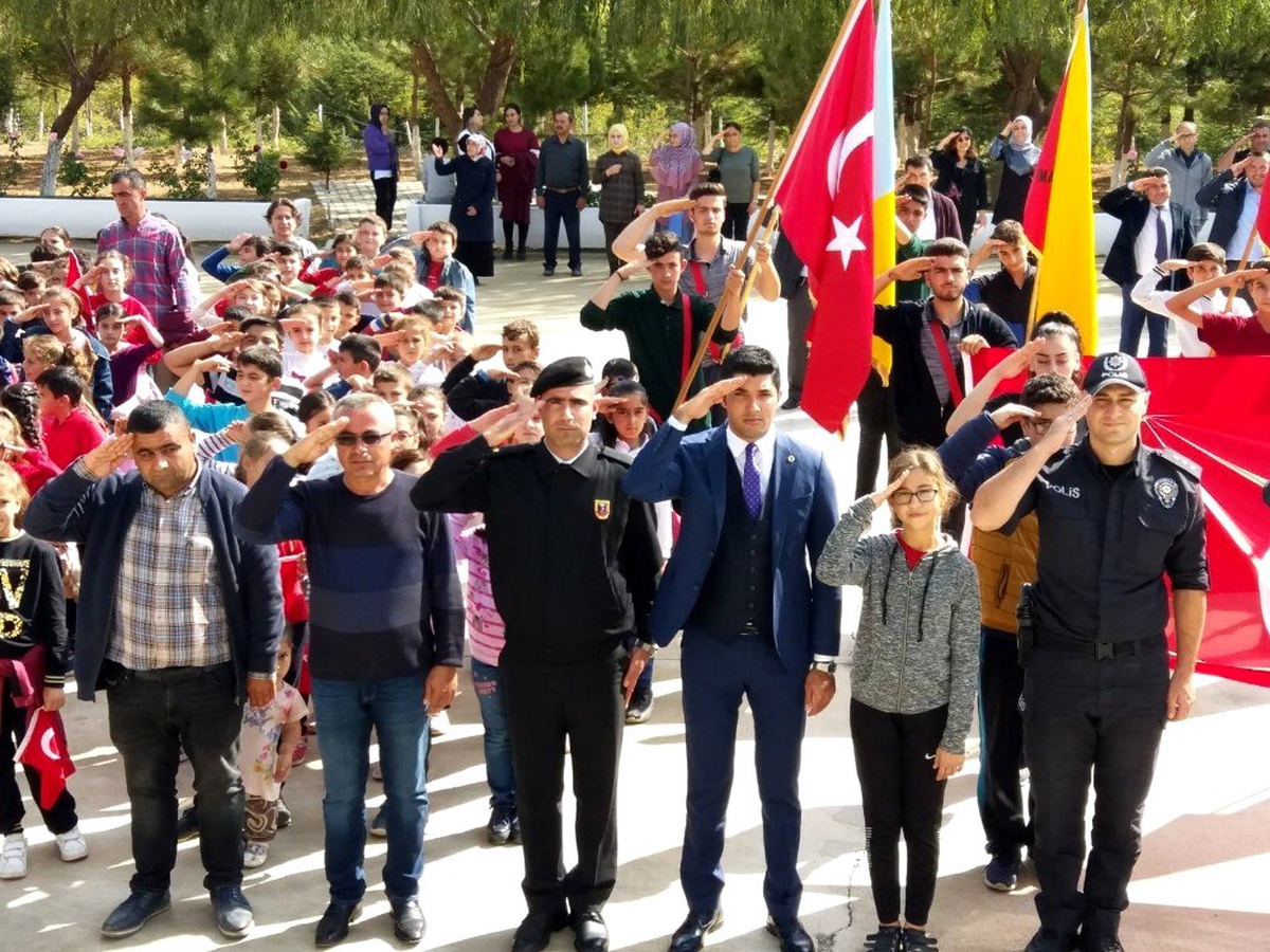 Öğrencilerin Jandarma\'ya yürüyüşü sonunda bayrak komutana teslim edildi