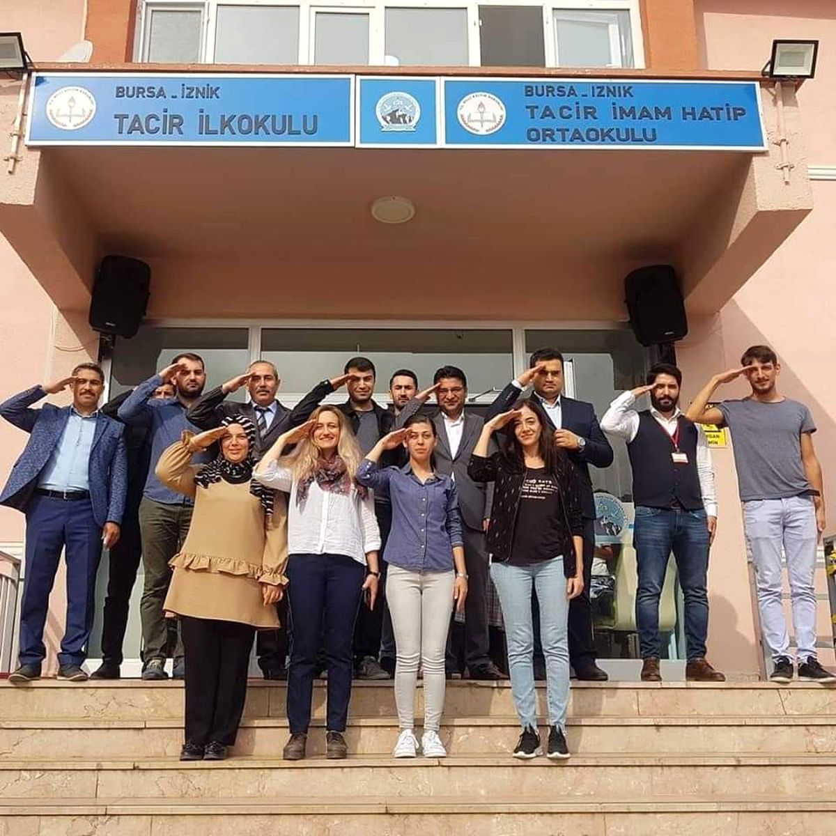 Öğretmenlerden asker selamı