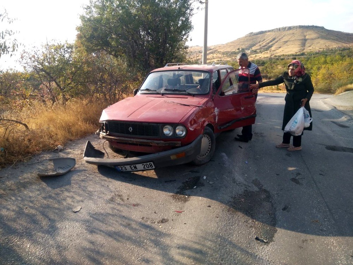 Otomobil direğe çarptı: 1 yaralı
