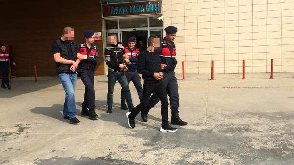 Otomobil içinde uyuşturucu ticaretine 3 gözaltı