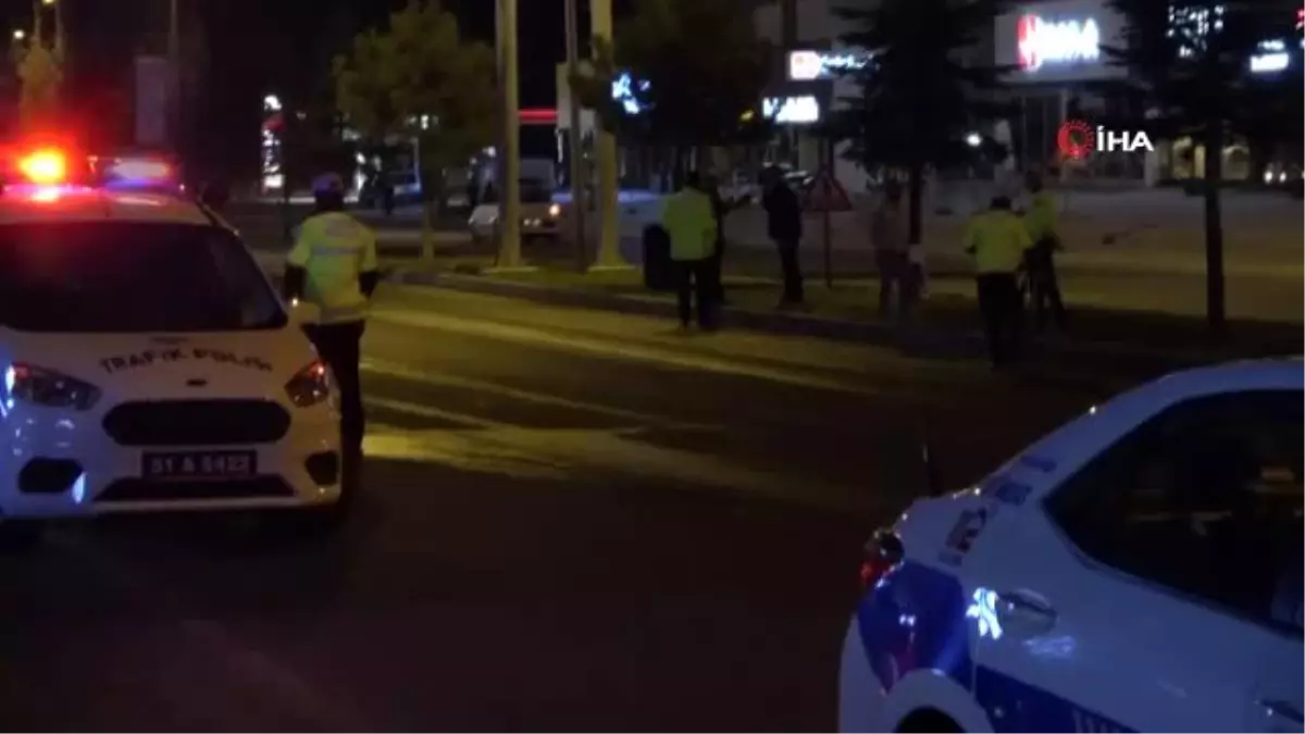 Otomobil yolun karşısına geçmeye çalışan üniversite öğrencilerine çarptı: 2 ölü