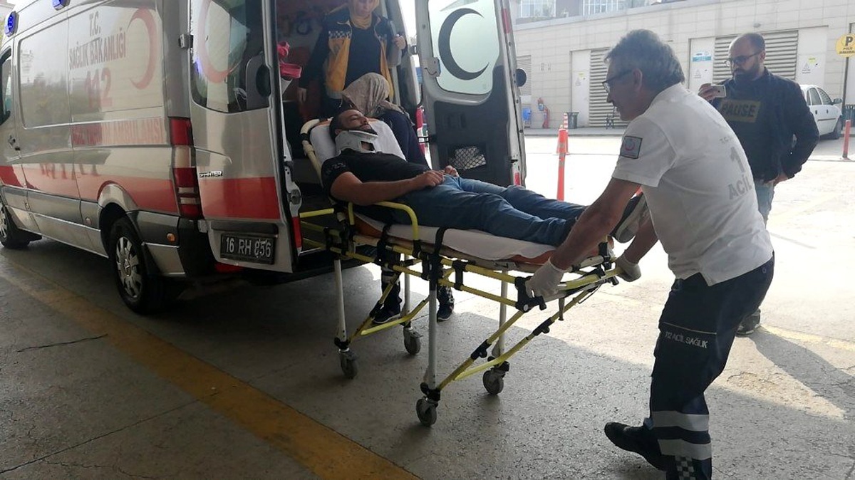 Otomobille kafa kafaya çarpışan motosikletli yaralandı
