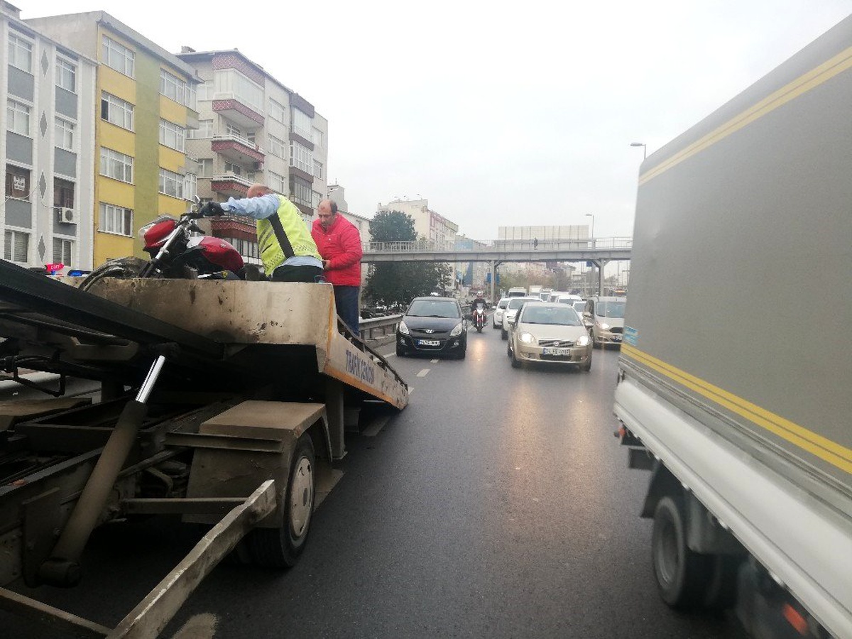 (Özel) Avcılar E-5\'te trafiği kilitleyen kaza: 1 yaralı