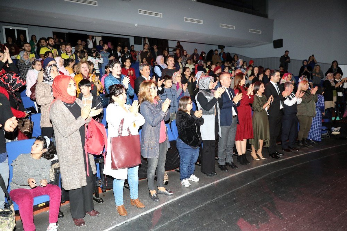 Özel çocuklar "Kalbimin Sevgili Gözü"nü sahneledi
