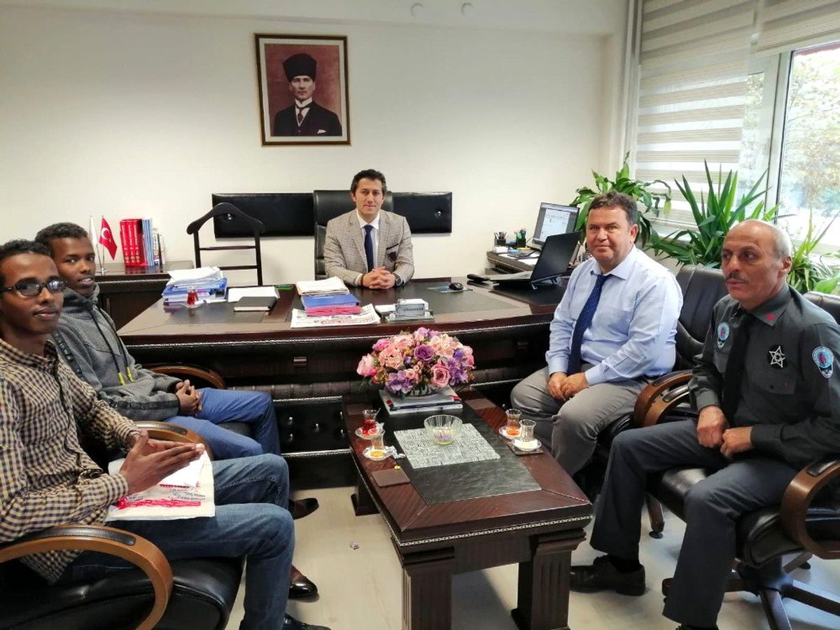 Parasını düşüren genç güvenlik kamerasından bulunarak parası teslim edildi