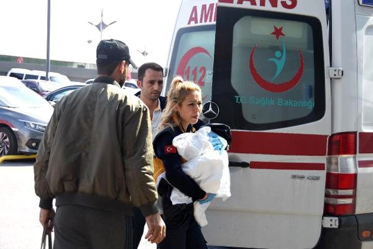 Porsuk Çayı\'na düşen Iraklı anne ve 2 yaşındaki kızını çevredekiler kurtardı