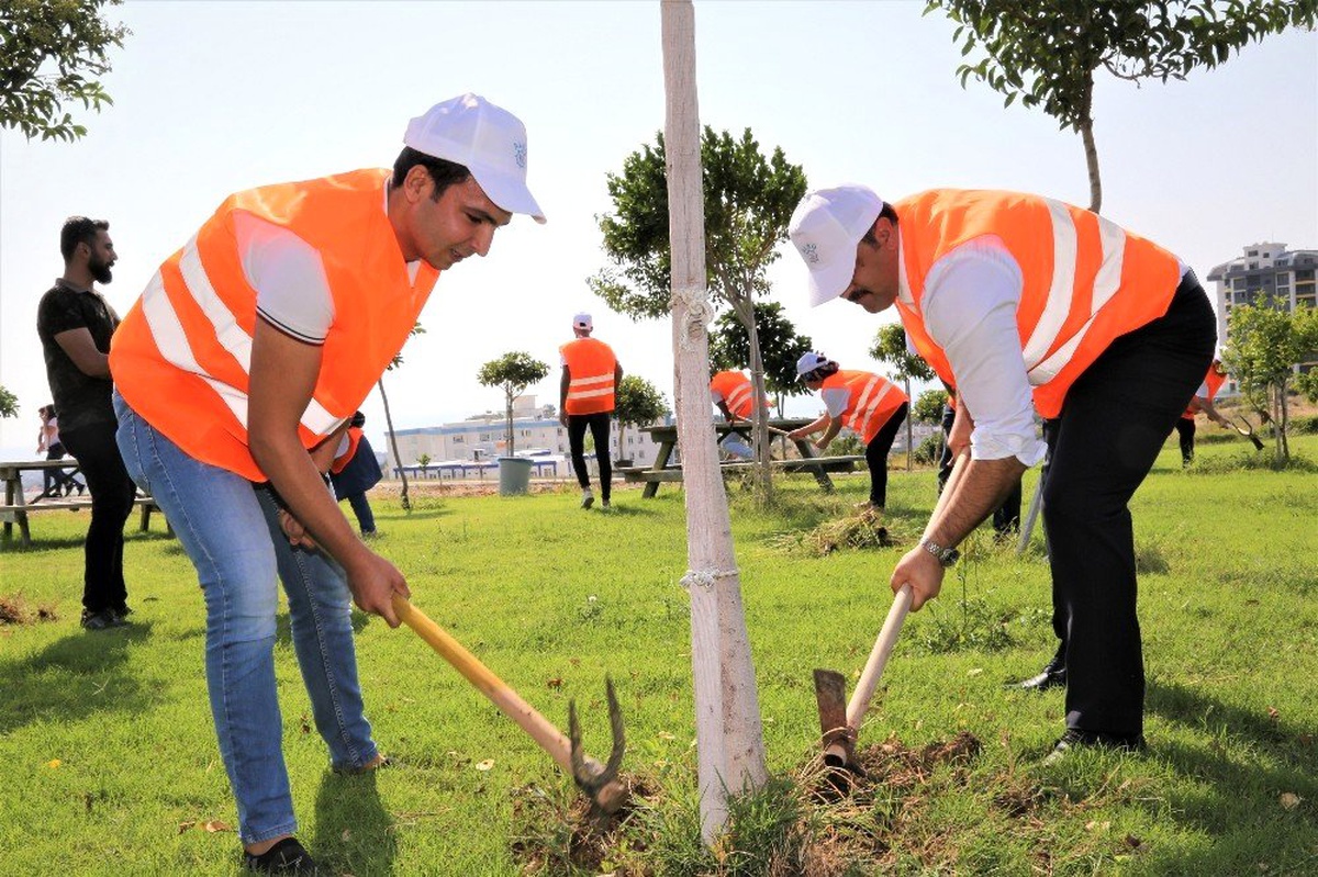 Rektör Kalan öğrencilerle ağaçlara bakım yaptı