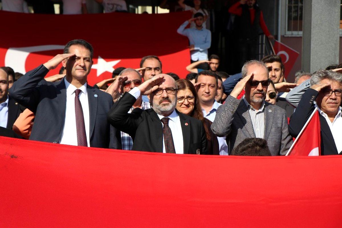 Rektör Karamustada asker selamı verdi, harekatı destekledi