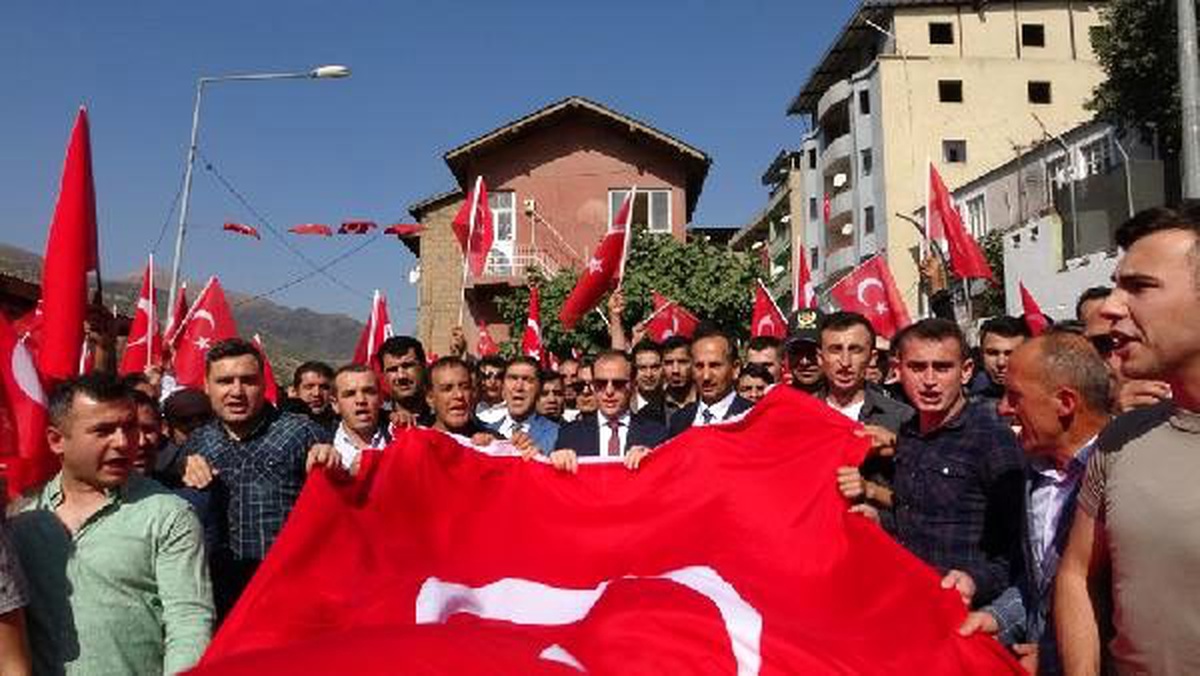 Şemdinli\'de, \'Barış Pınarı Harekatı\'na destek yürüyüşü