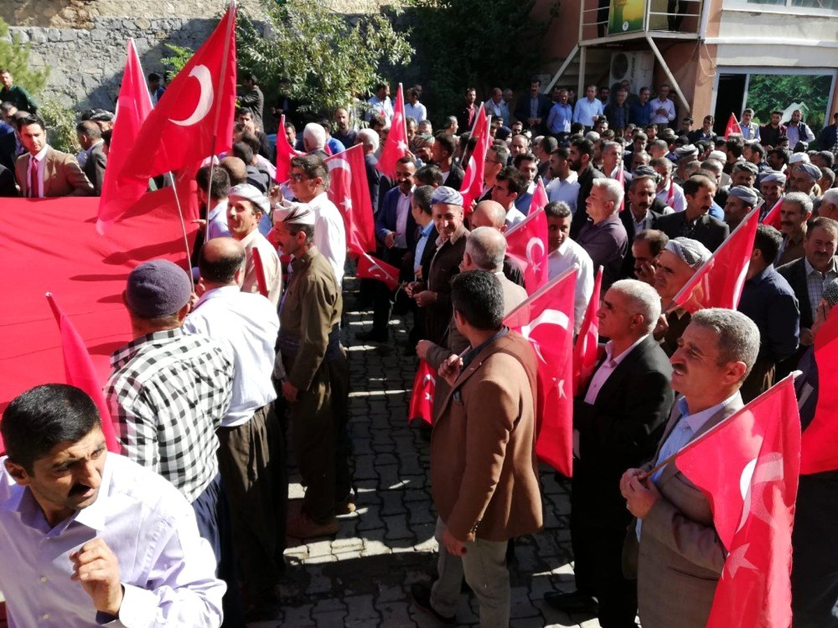 Şemdinli\'de Mehmetçiğe destek yürüyüşü