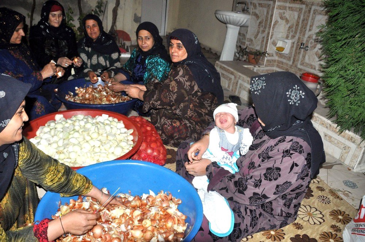 Sınırın anneleri Mehmetçik için gece boyu lahmacun hazırladı
