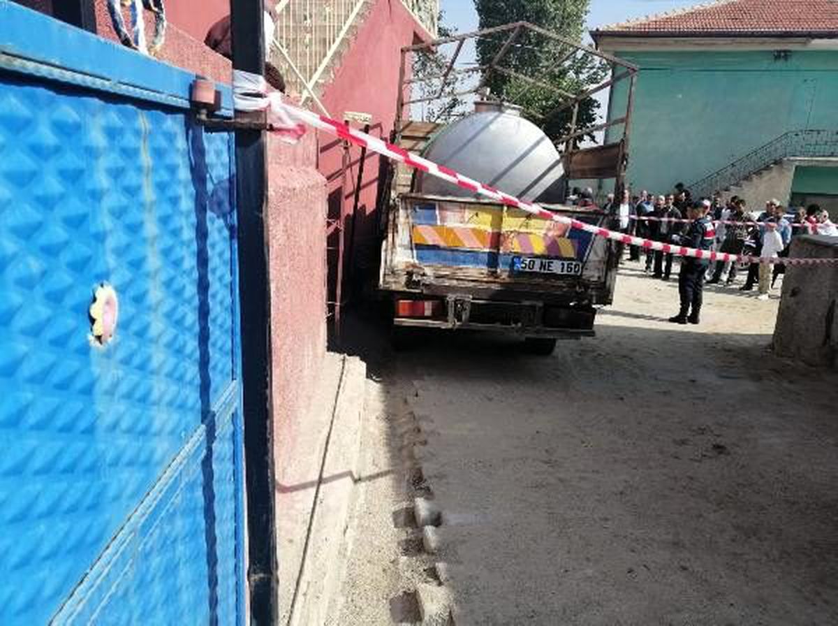 Süt kamyoneti ile duvar arasında kalan sütçü öldü