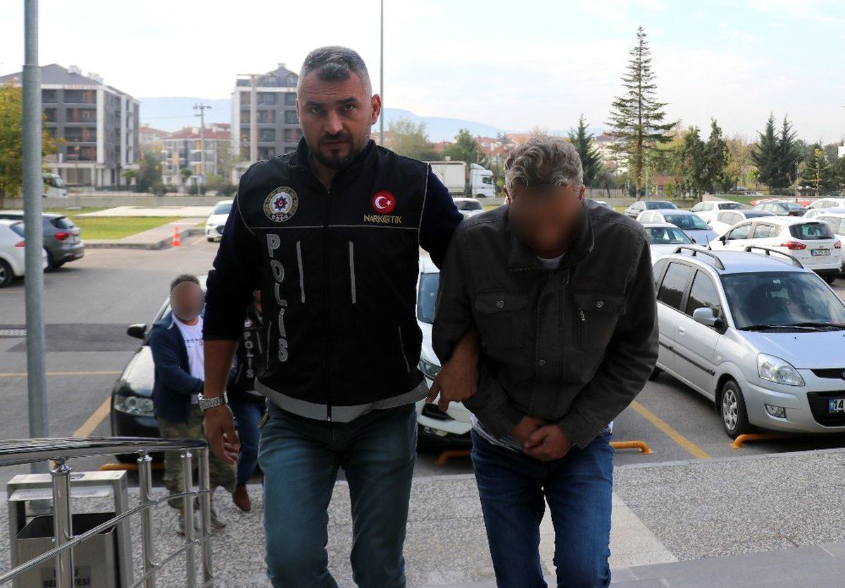 TEM Otoyolu\'nda durdurulan otomobilde uyuşturucu ele geçirildi: 2 gözaltı