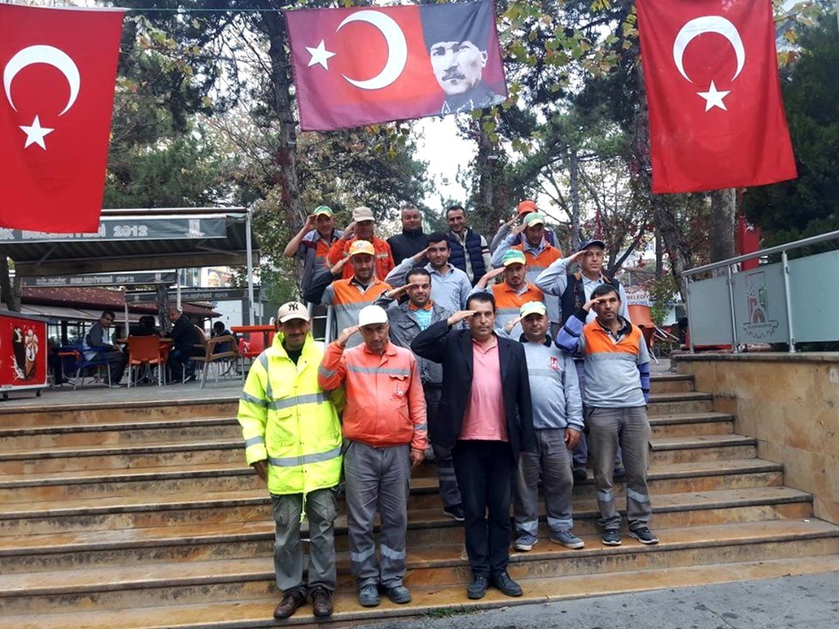 Temizlik işçilerinden görev öncesi Mehmetçiğe destek selamı