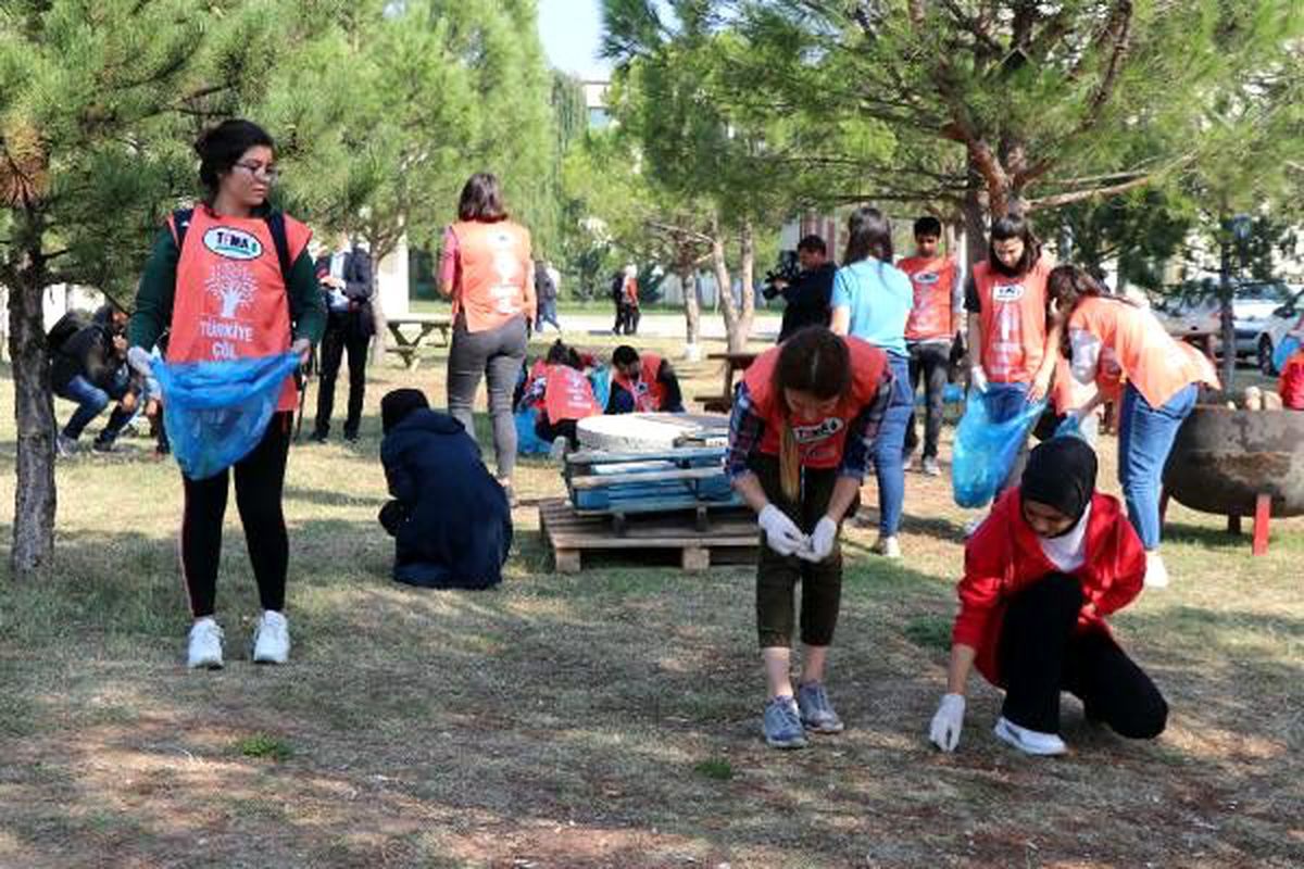 Üniversite öğrencileri, kampüslerini temizledi