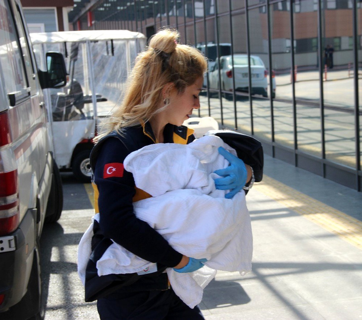 Yabancı uyruklu anne ve kız Porsuk Çayı\'na düştü