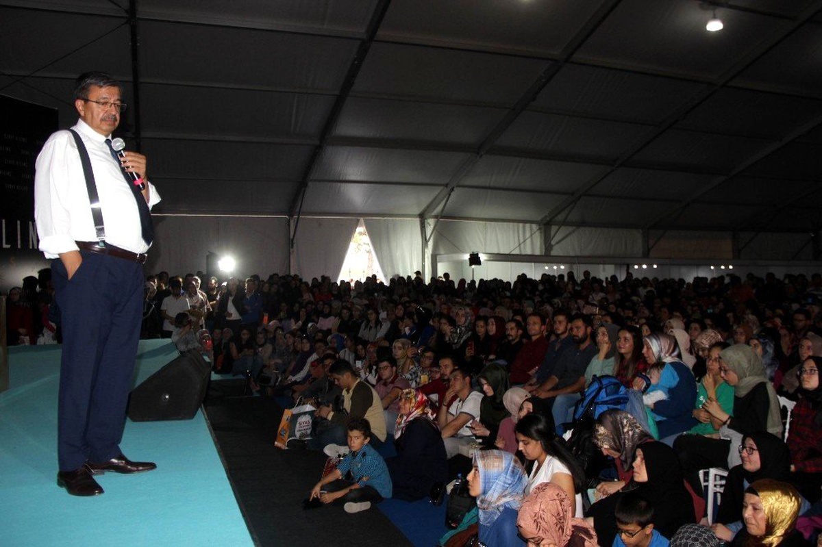Yazar Hayati İnanç Kitap Fuarı\'nda hayranlarıyla buluştu