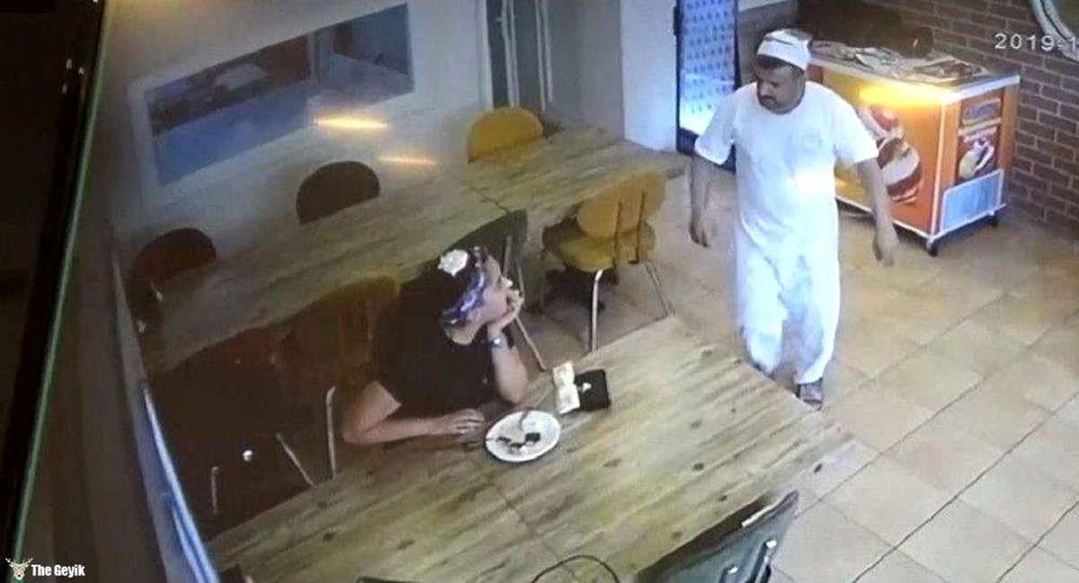 Yediği tatlının parasını ödememek için saçını koparıp baklavanın içine koydu