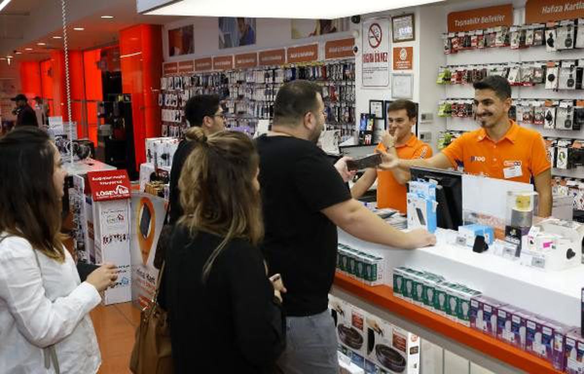 Yeni iPhone\'ların ilk satışı gece başladı