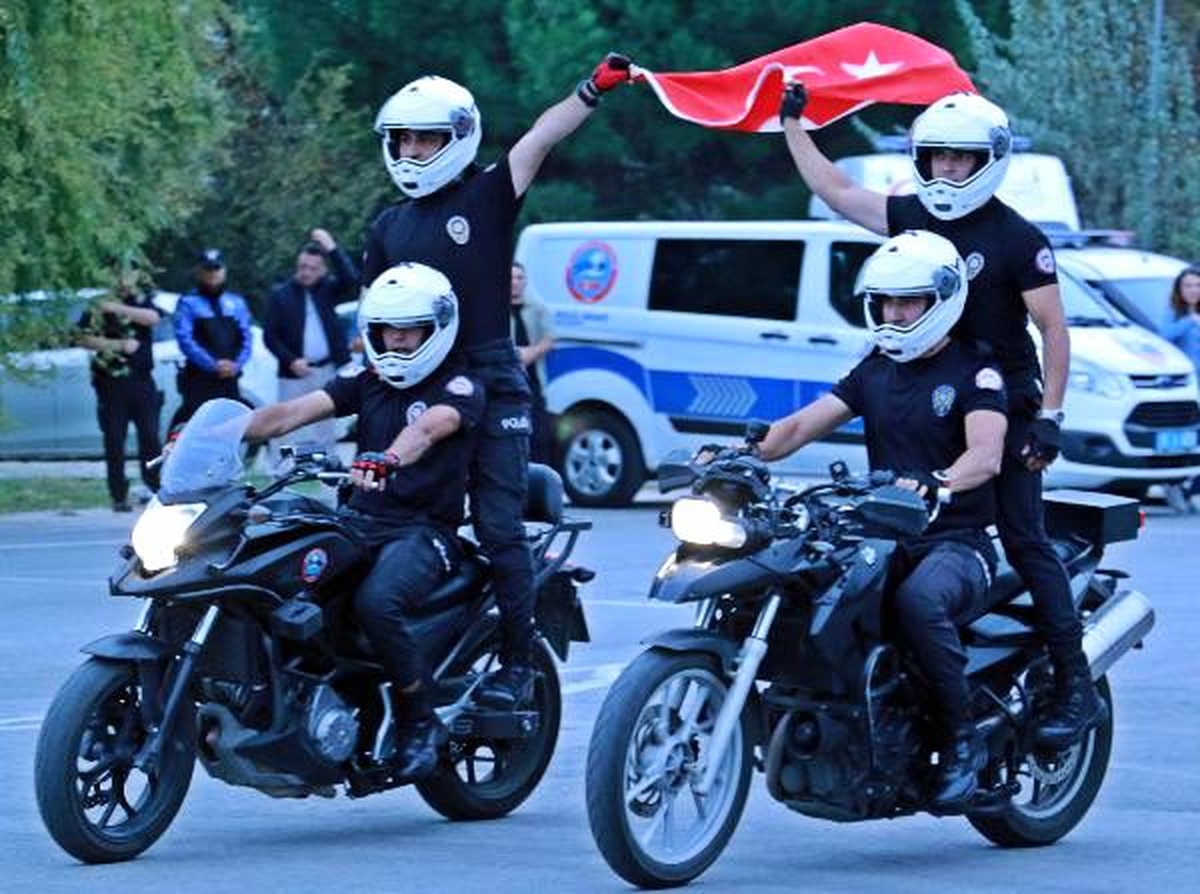 Yunus polislerinden eğitim sonrası gösteri