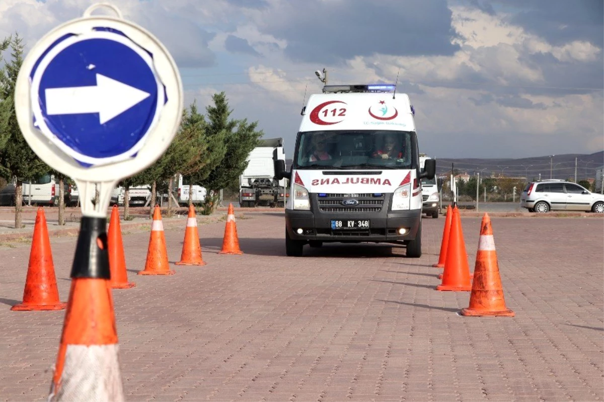 Aksaray\'da ambulans sürücüleri parkurun tozunu attırdı