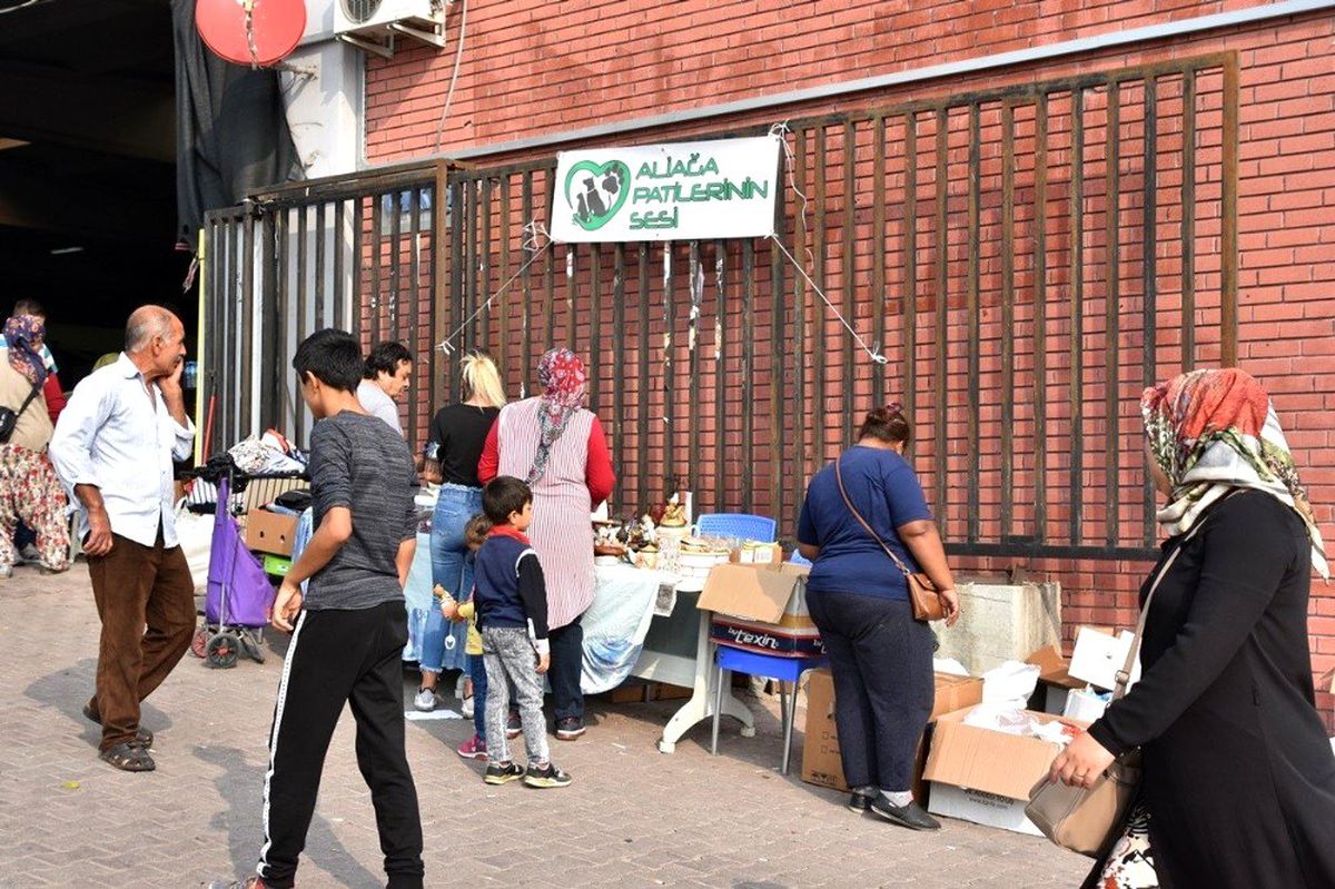 Aliağa\'da sokak hayvanları yararına kermes