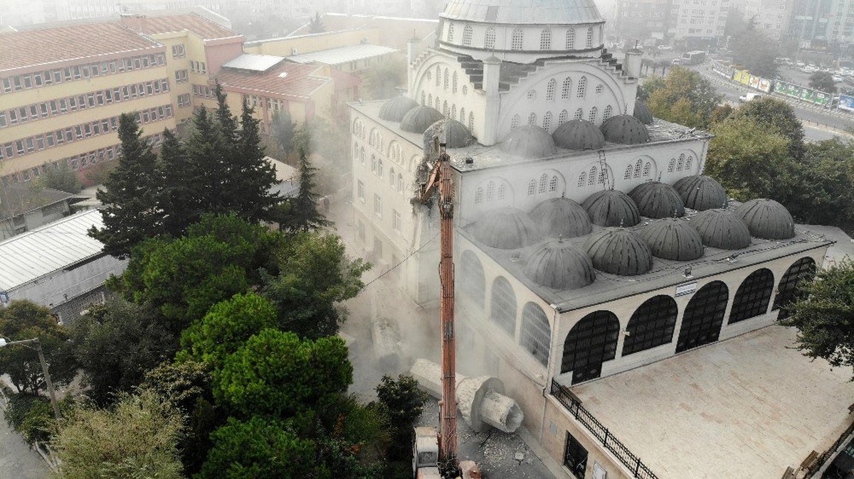 Avcılar\'daki caminin ikiz minaresinin yıkım işlemleri tamamlandı