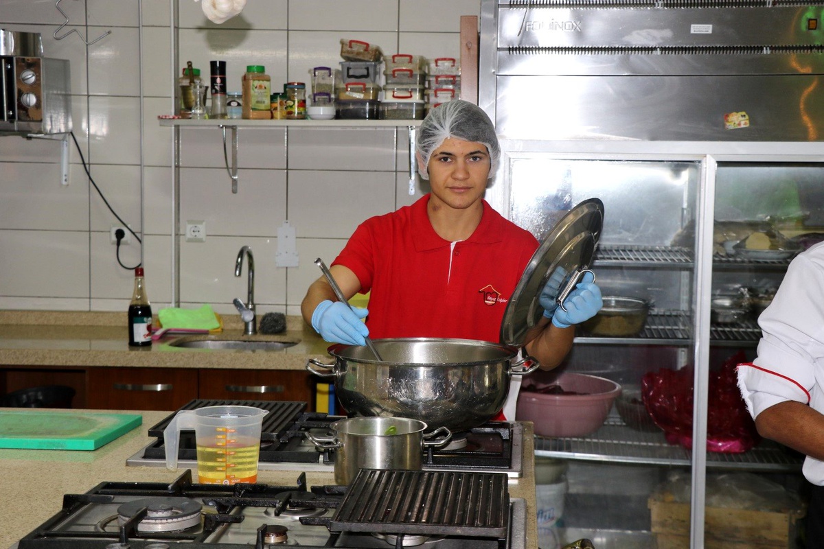 Beyaz Kalpler Aşçı Yardımcılığı Kursuna yeni öğrenciler