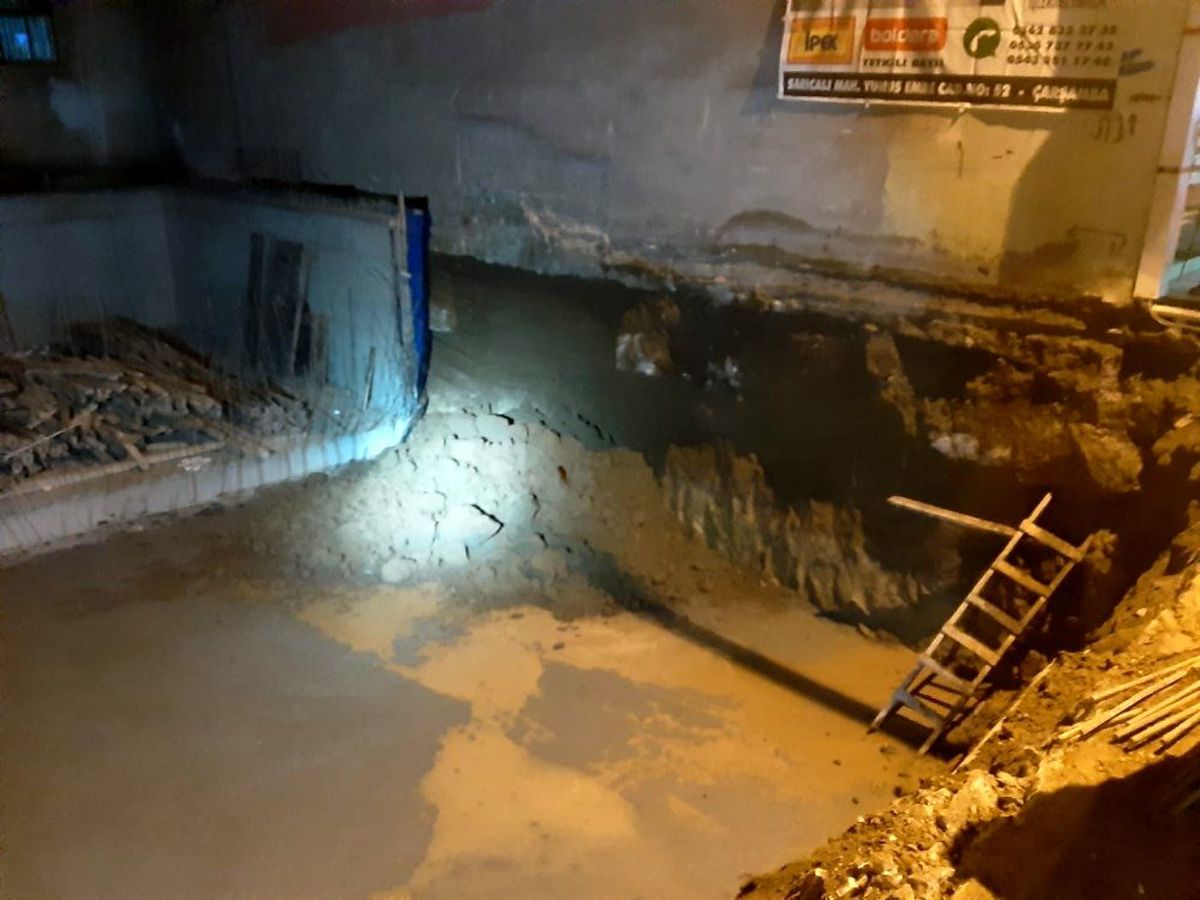 Binada oluşan çatlak panik yaşattı