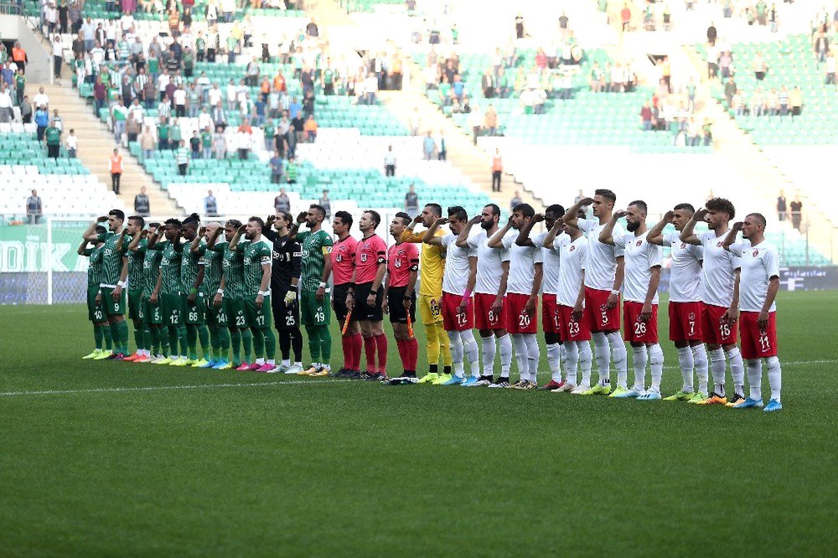 Bursaspor ve Ümraniyesporlu oyunculardan asker selamı